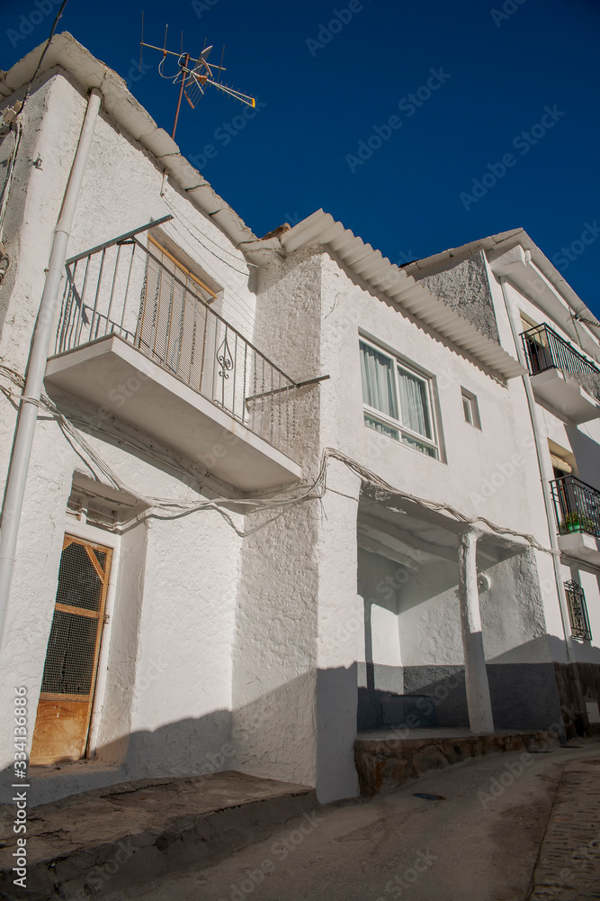 Obraz premium Paseo por las calles del municipio de Trevélez en la provincia de Granada, Andalucía