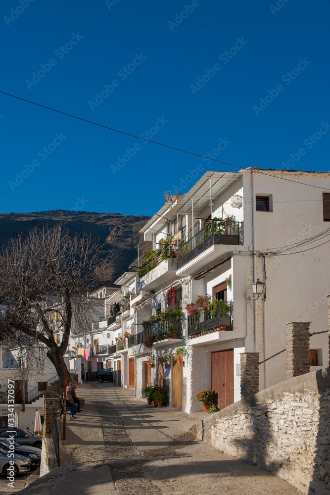 Paseo por las calles del municipio de Trevélez en la provincia de Granada, Andalucía