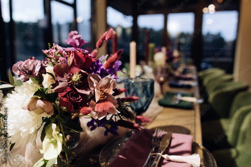 Obraz premium wedding reception table in a restaurant. Wedding ideas