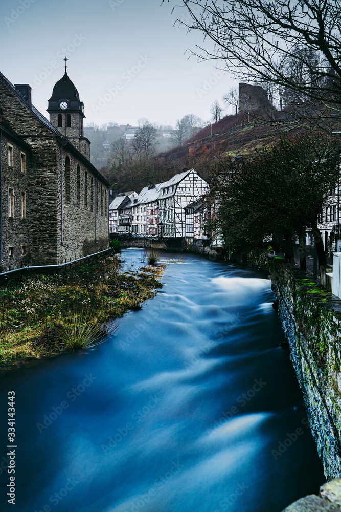 Fototapeta premium Fluss durch Monschau