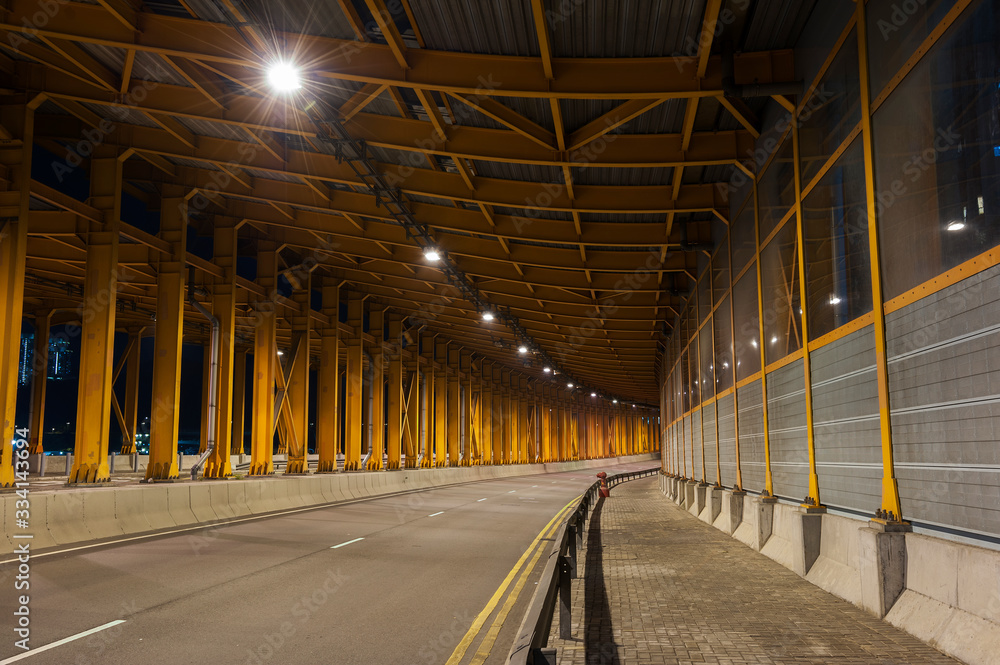 Obraz premium Empty tunnel in the dark. Transportation background