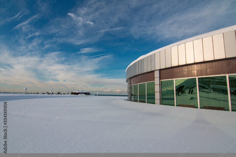 Fototapeta premium view of fresh snow and sky behind house