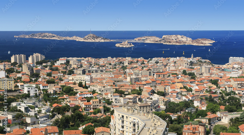 Vue aérienne des  îles du Frioul au large de la ville de Marseille.