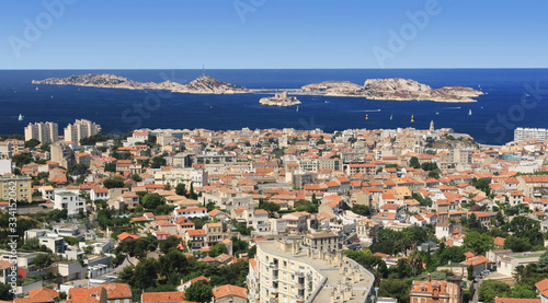 Vue aérienne des  îles du Frioul au large de la ville de Marseille. © lamax