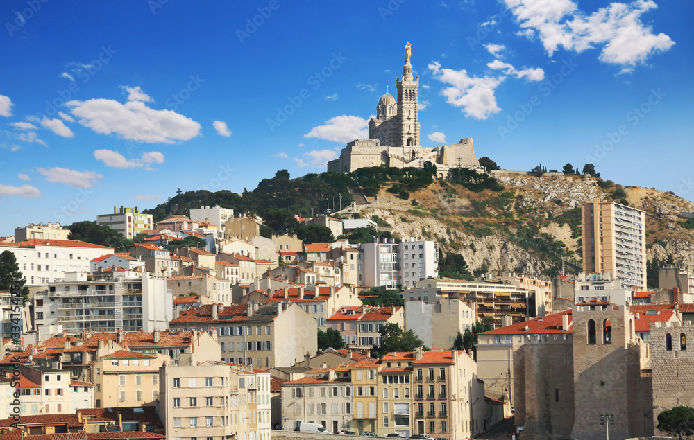 La colline surmontée de la basilique Notre-Dame de la Garde à Marseille.