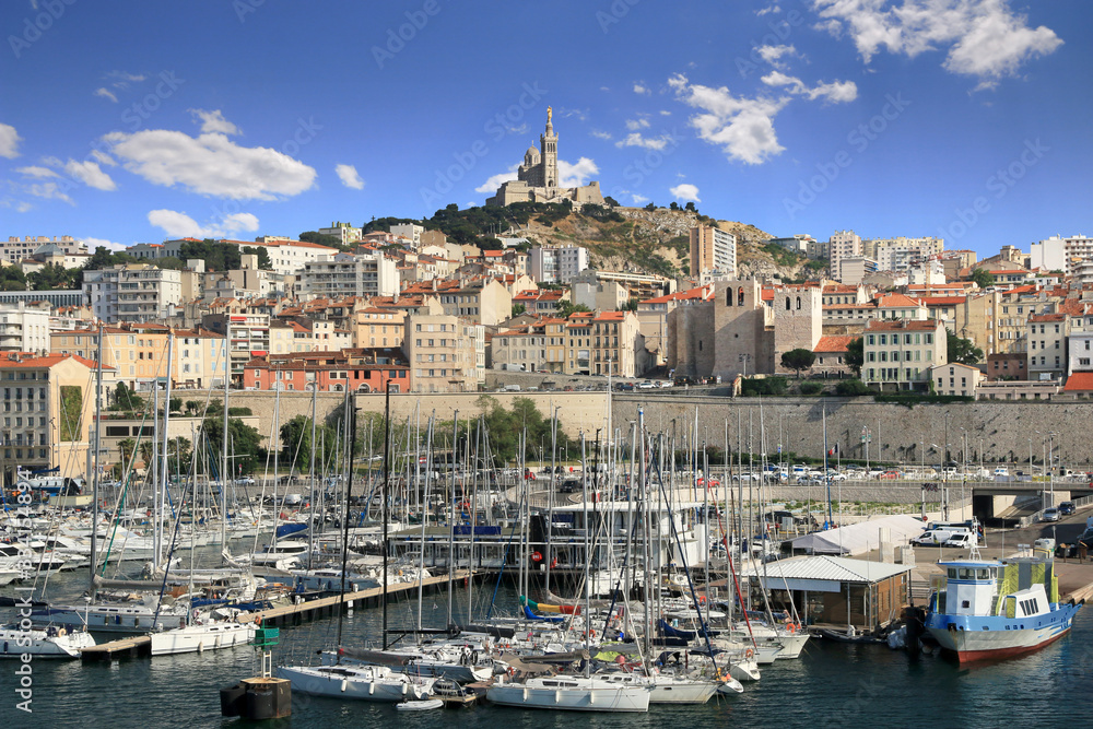 La colline surmontée de la basilique Notre-Dame de la Garde à Marseille.