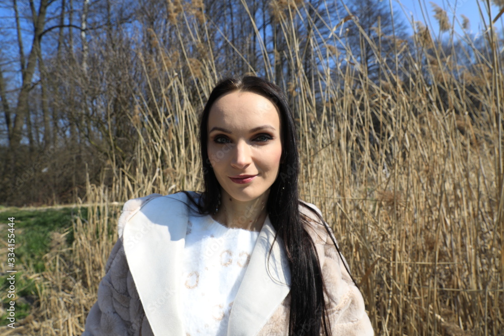 Modna kobieta na spacerze Modna kobieta na spacerze
