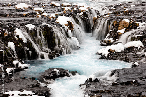 Br  arfoss Wasserfall im S  den von Island im Winter