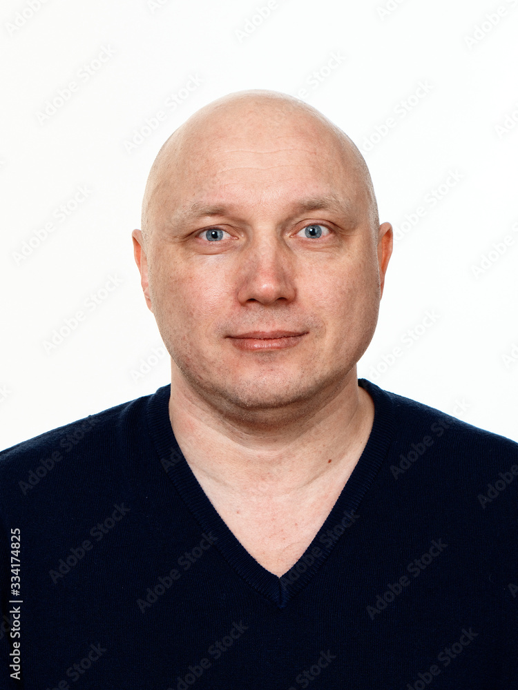 Fototapeta premium Portret łysy wesoły mężczyzna na białym tle