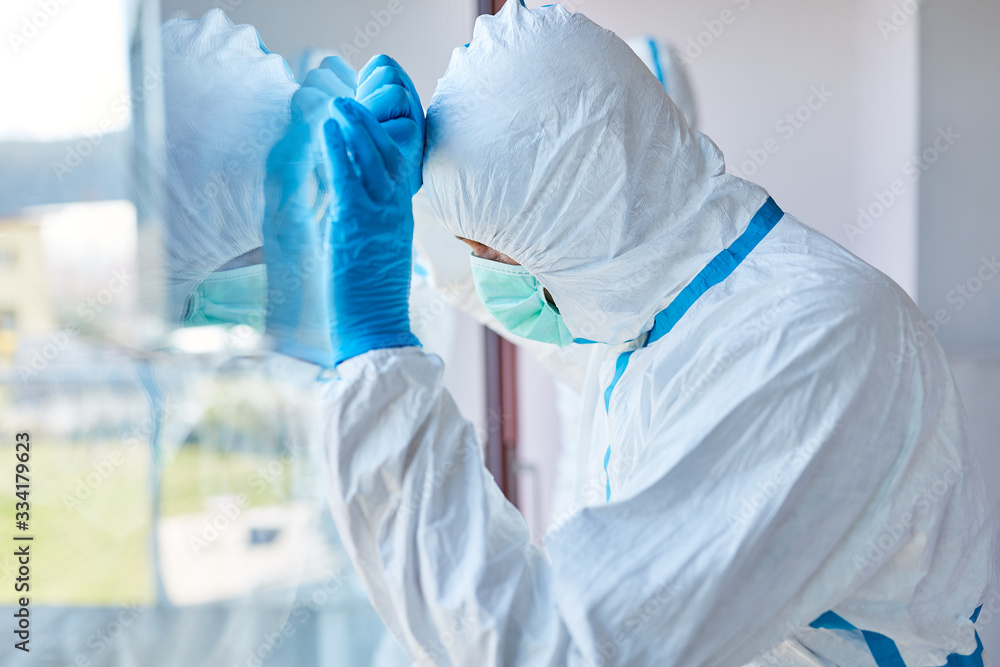 Fototapeta premium Überlastung von Pflegekraft durch Covid-19 Epidemie