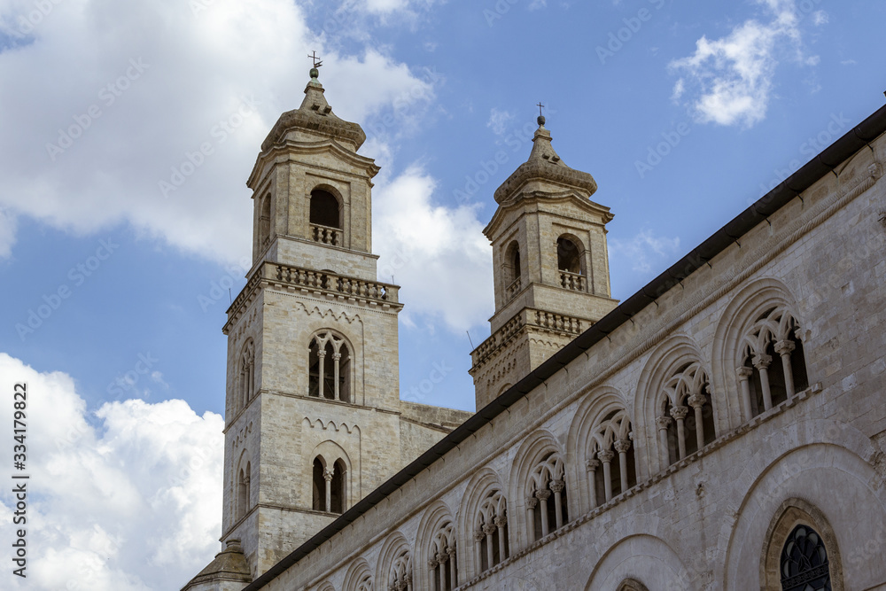 torres de catedral en piedra en Italia 