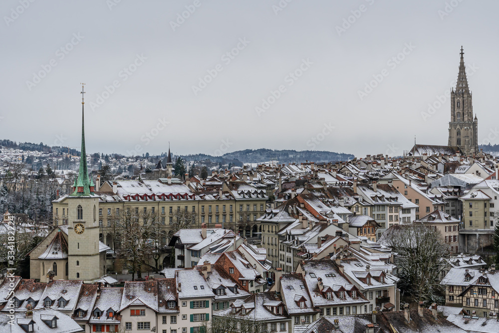 Blick auf die schneebedeckte Altstadt von Bern
