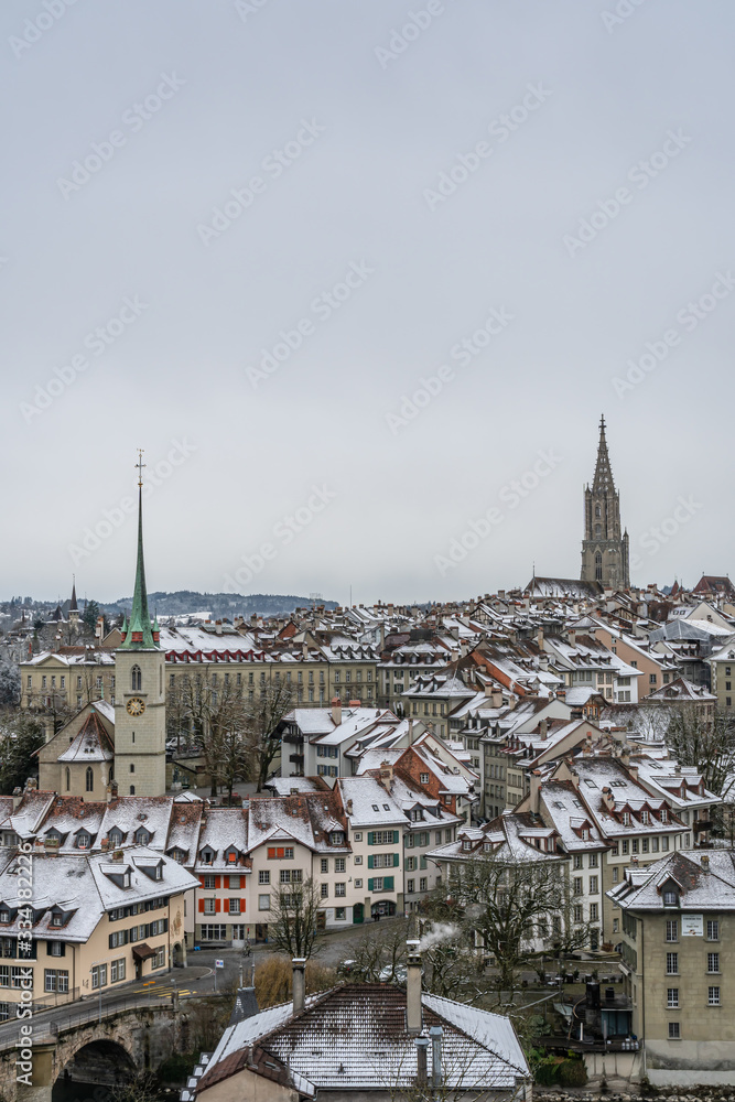 Fototapeta premium Blick auf die schneebedeckte Altstadt von Bern