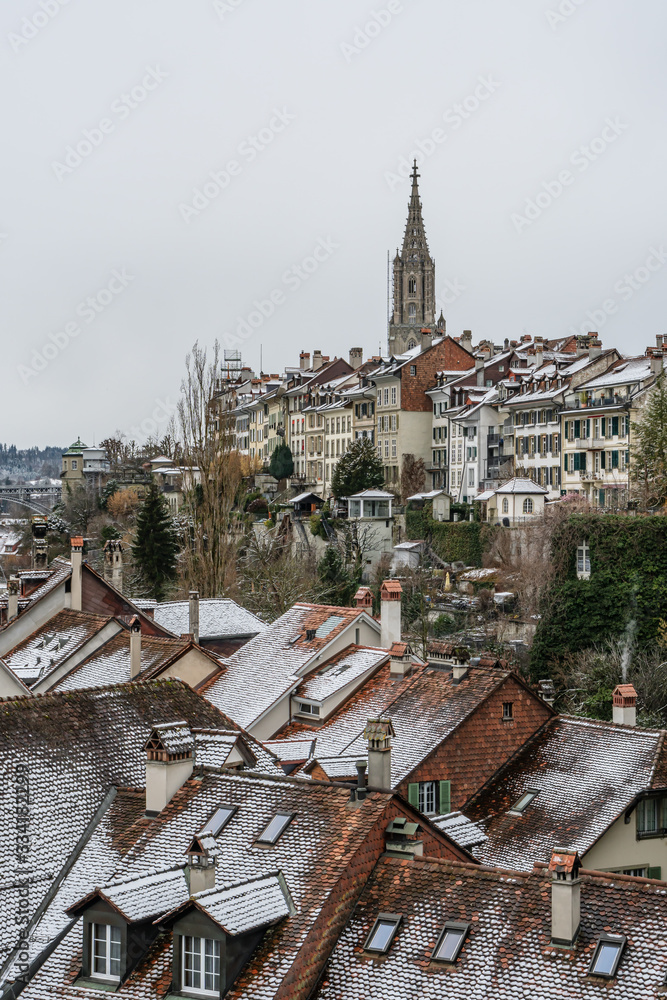 Blick auf die schneebedeckte Altstadt von Bern