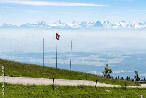 Schweiz Flagge vor Alpen