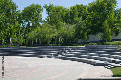 Fotografiet Green public park in Yekaterinburg. Granite Amphitheater.