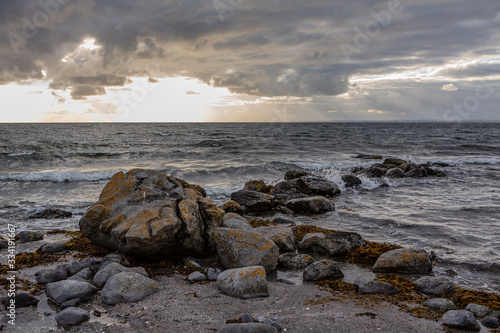 Sonnenuntergang am Steinstand am Meer in Irland © Stephanie Jud