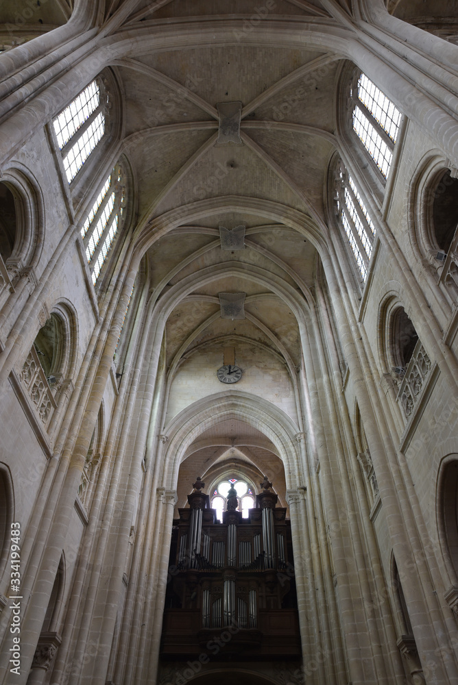 Nef et orgue de la cathédrale de Senlis, France