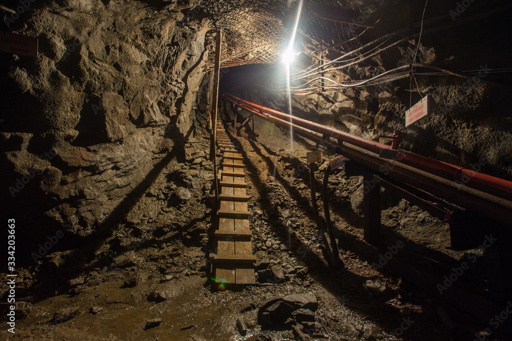Naklejka premium Podziemny tunel pochyłości kopalni złota kwarcu ze schodami