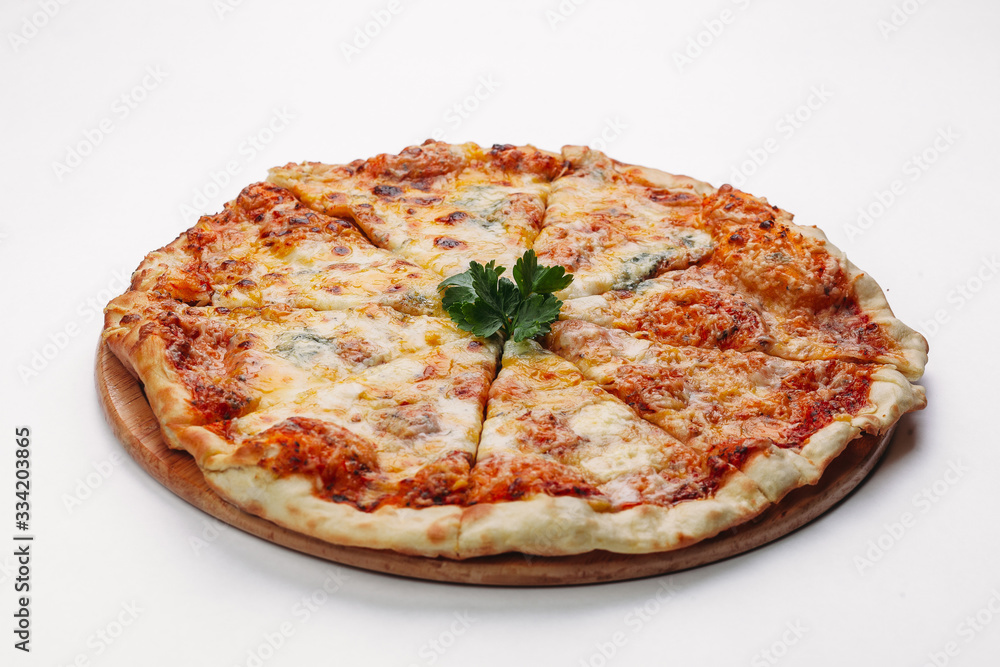 Свежая пицца с помидорами, сыром и грибами на белом фоне крупным планом