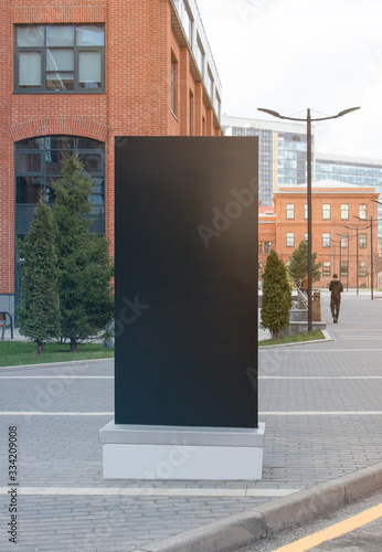 Photo Blank black vertical pylon stand mockup brick building background