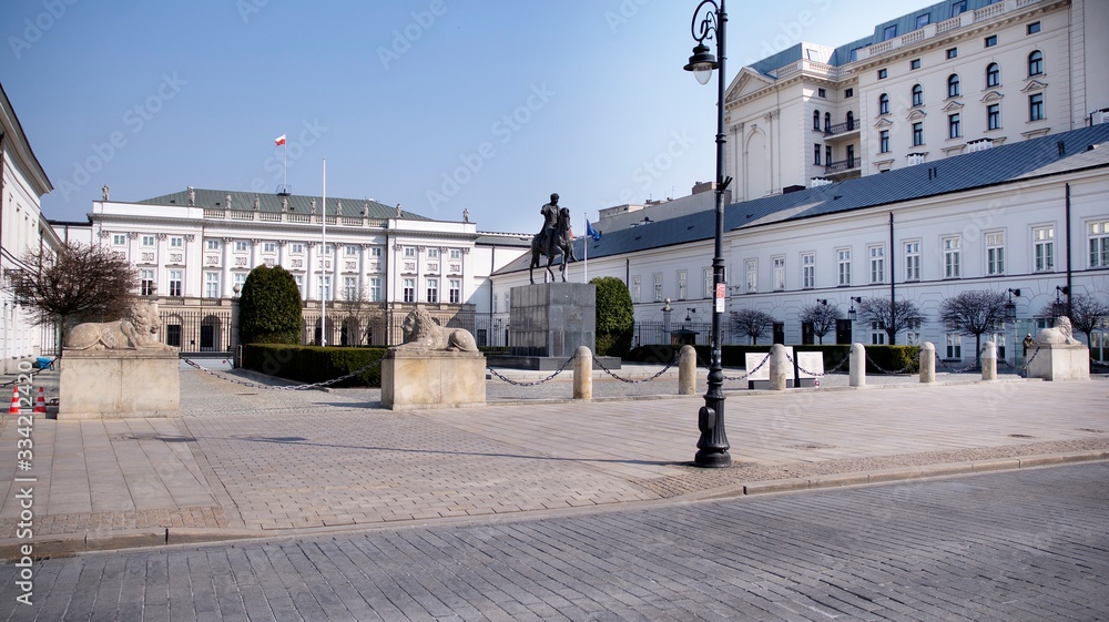 Obraz premium The streets and main places of remain deserted due to the coronavirus health emergency. The city empties itself of tourists and people. Stop coronavirus.