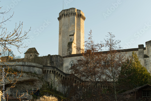 Bourdeilles commune de la Dordogne dans le Périgord son chateau son donjon sa forteresse médiévale photo