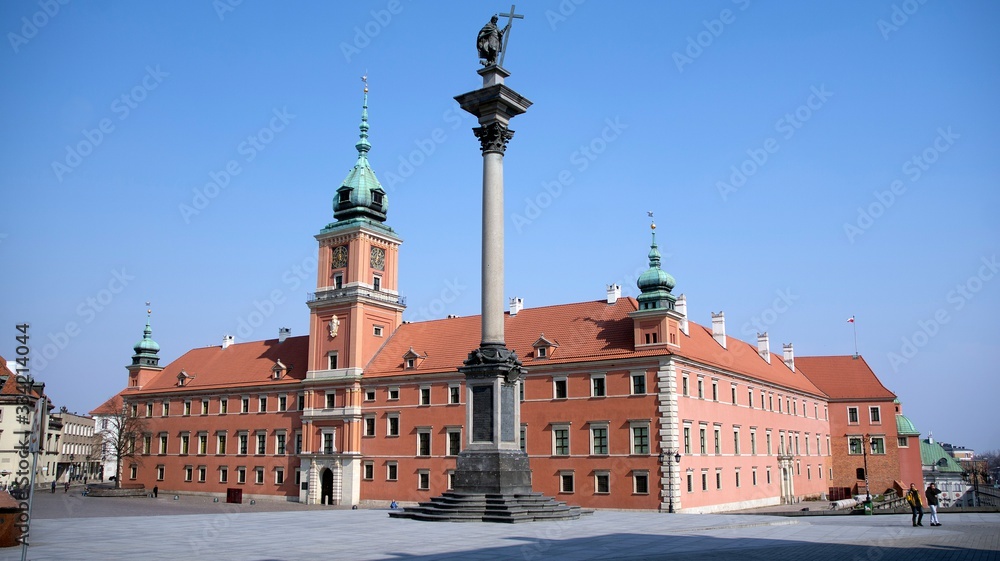 Obraz premium Ulice i główne miejsca pozostają opuszczone z powodu zagrożenia zdrowotnego związanego z koronawirusem. Miasto opróżnia się z turystów i ludzi. Zatrzymaj koronawirusa.