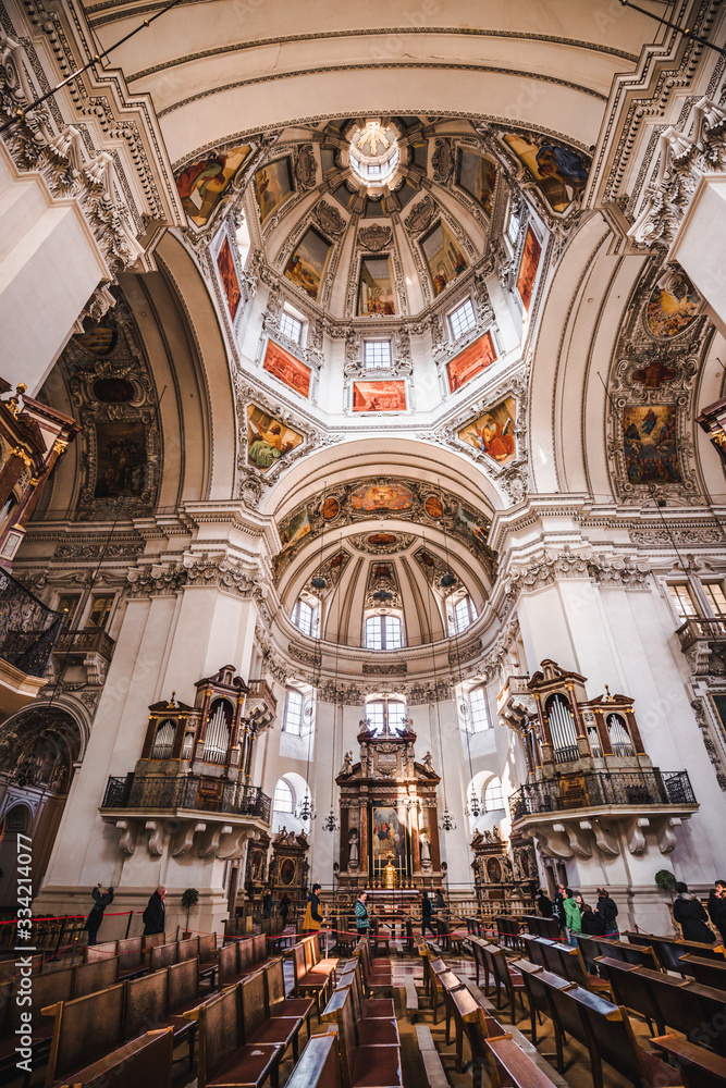 Obraz premium Salzburg Cathedral or Salzburger Dom is the baroque roman catholic church with colorfill painted ceiling in Salzburg, Austria.