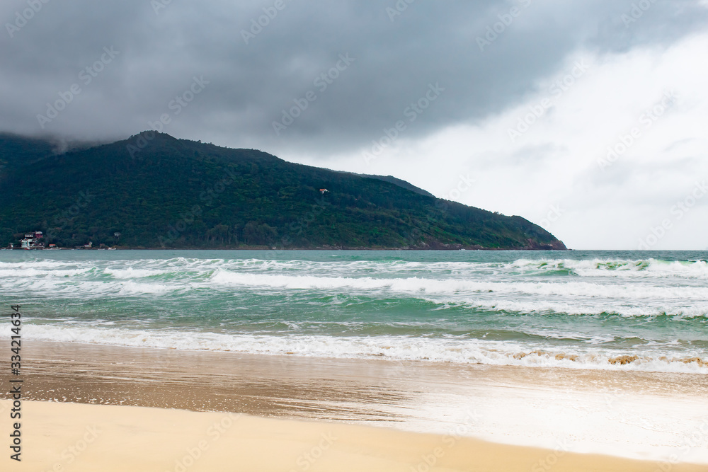 Nuvens de chuva tropical na praia de Pântano do Sul, Florianópolis, Brasil