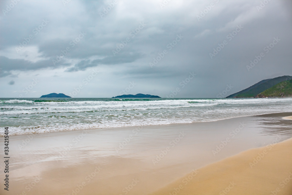 Praia dos Açores, Florianópolis, Brasil, ao fundo a Ilhas das Três Irmãs