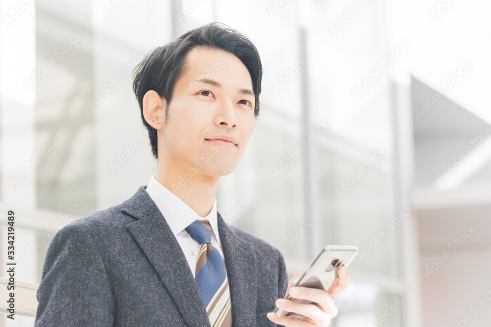 スマートフォンを手に持つビジネスマン