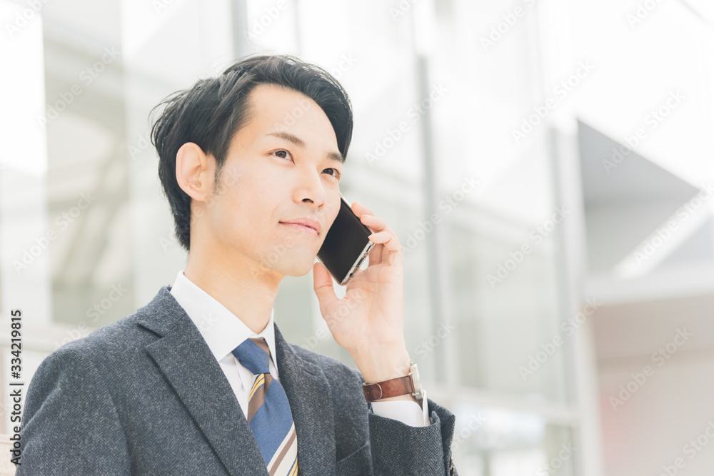 スマートフォンで通話するビジネスマン スマートフォンで通話するビジネスマン
