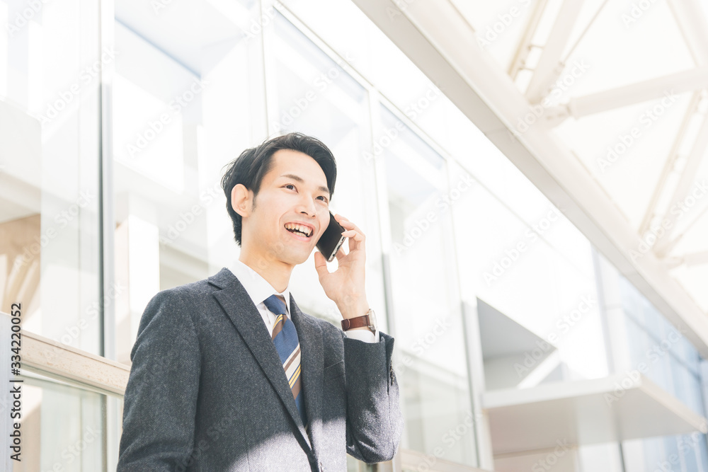 スマートフォンで通話するビジネスマン スマートフォンで通話するビジネスマン