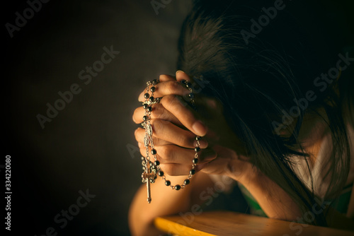 Fotografia Christian women pray for blessings with faith on a black background