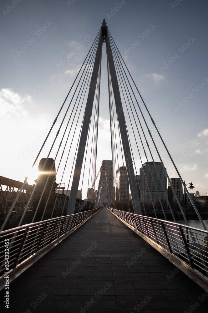 Obraz premium Deserted Golden Jubillee Bridge