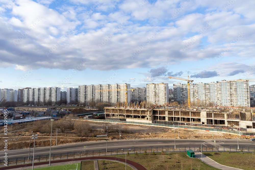 Obraz premium view from a height of a residential quarter of a metropolis with a construction site