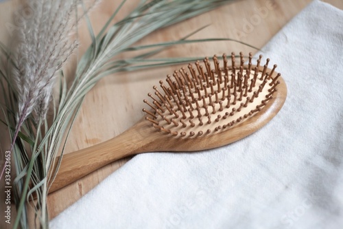 brosse à cheveux en bamboo écologique durable et biodégradable, un produit écoresponsable