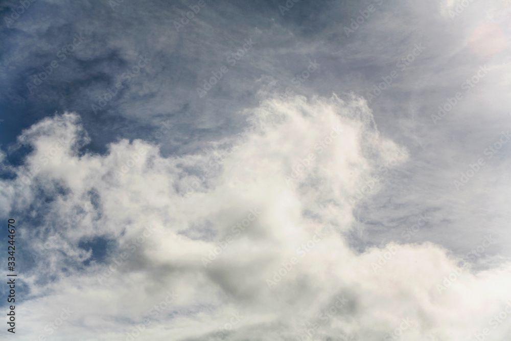 Obraz premium Large cotoneous clouds in a blue sky