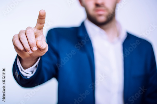 hombre de negocios señalando a pantalla con un dedo con el fondo desenfocado