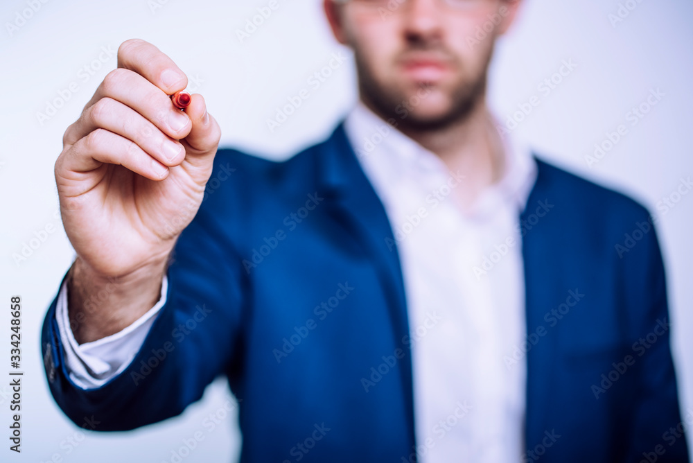 © mauro - hombre de negocios escribiendo a pantalla con un rotulador rojo y fondo desenfocado © mauro - hombre de negocios escribiendo a pantalla con un rotulador rojo y fondo desenfocado