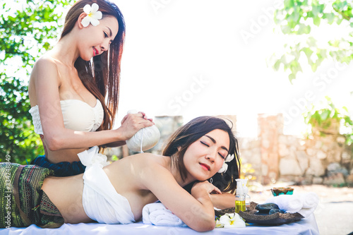 Photos A beautiful Asian woman doing spa with massage
