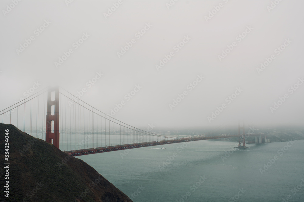 Fototapeta premium Golden gate bridge in the fog