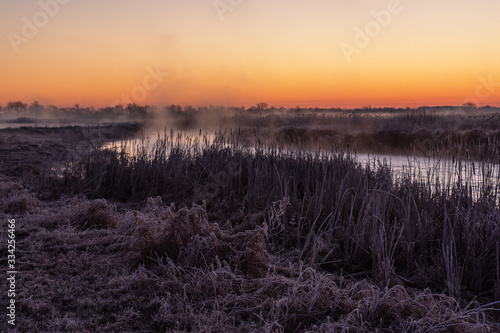 Rzeka Narew. Słoneczny poranek z przymrozkiem. Narwiański Park Narodowy. Podlasie. Polska © podlaski49