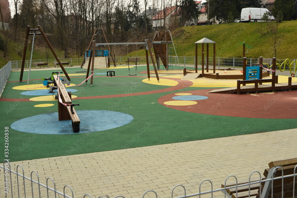 Obraz premium Chorzow Marzec 2020 Slask Polska. Zamknięty plac zabaw dla dzieci z powodu Coronacirus, Covid 19
