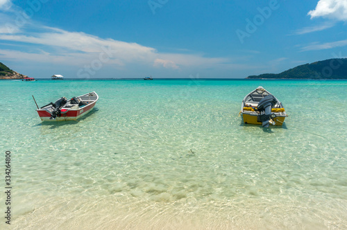 Fototapeta Naklejka Na Ścianę i Meble -  Boats with clear water and blue skies at Perhentian Island, Malaysia
