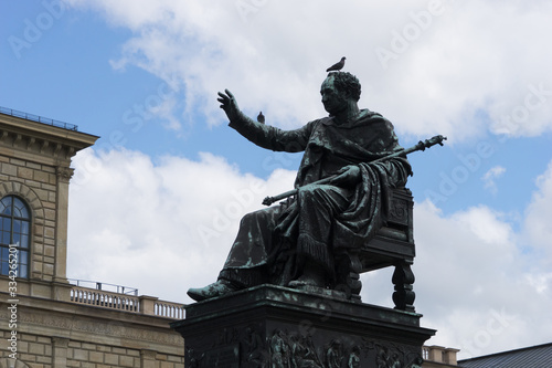 Denkmal für König Max I. Joseph mit Tauben am Max-Joseph-Platz in München