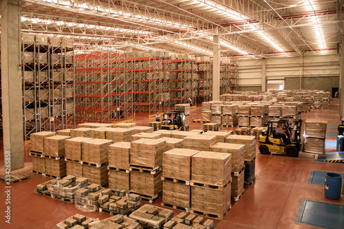 BODEGA DE CAJAS foto de Stock | Adobe Stock