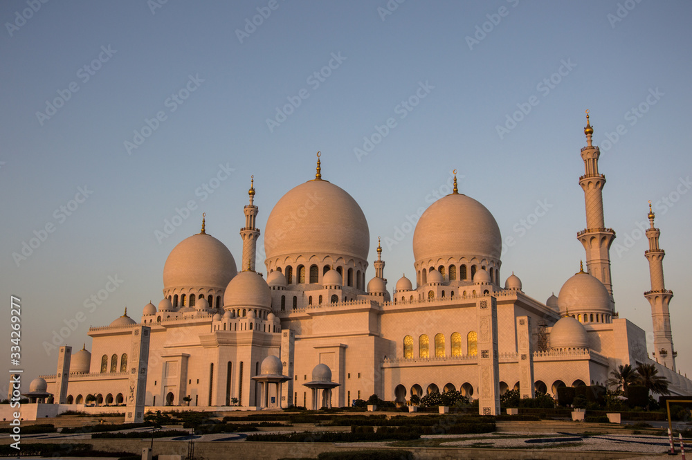 Fototapeta premium Shaikh Zayed Mosque (UAE) at sunset