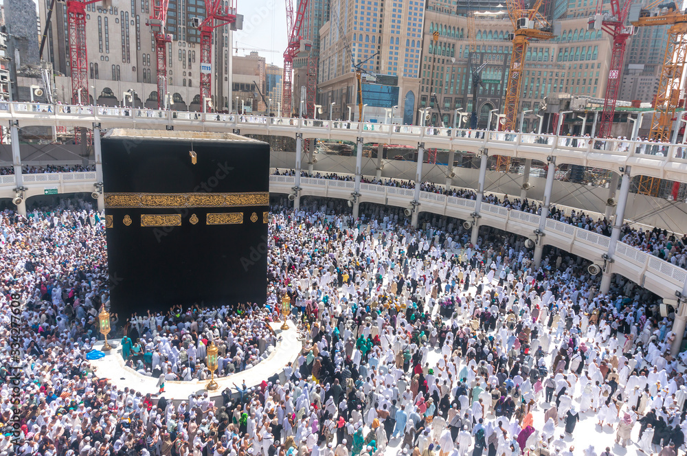 Foto de MECCA, SAUDI ARABIAMAC 09, 2015 WIde angle view of Muslim pilgrims circumambulate the